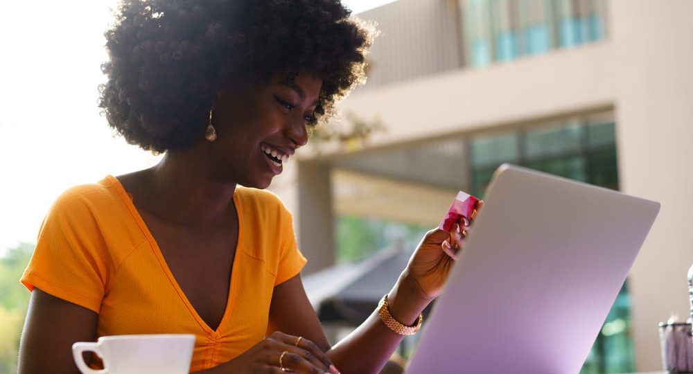 Apoyo a mujeres emprendedoras crece con alianzas de Ficohsa y DFC